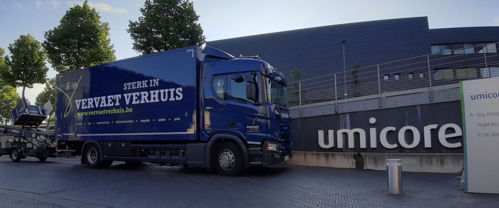 Verhuiswagen van Vervaet Verhuis bij een bedrijfspand